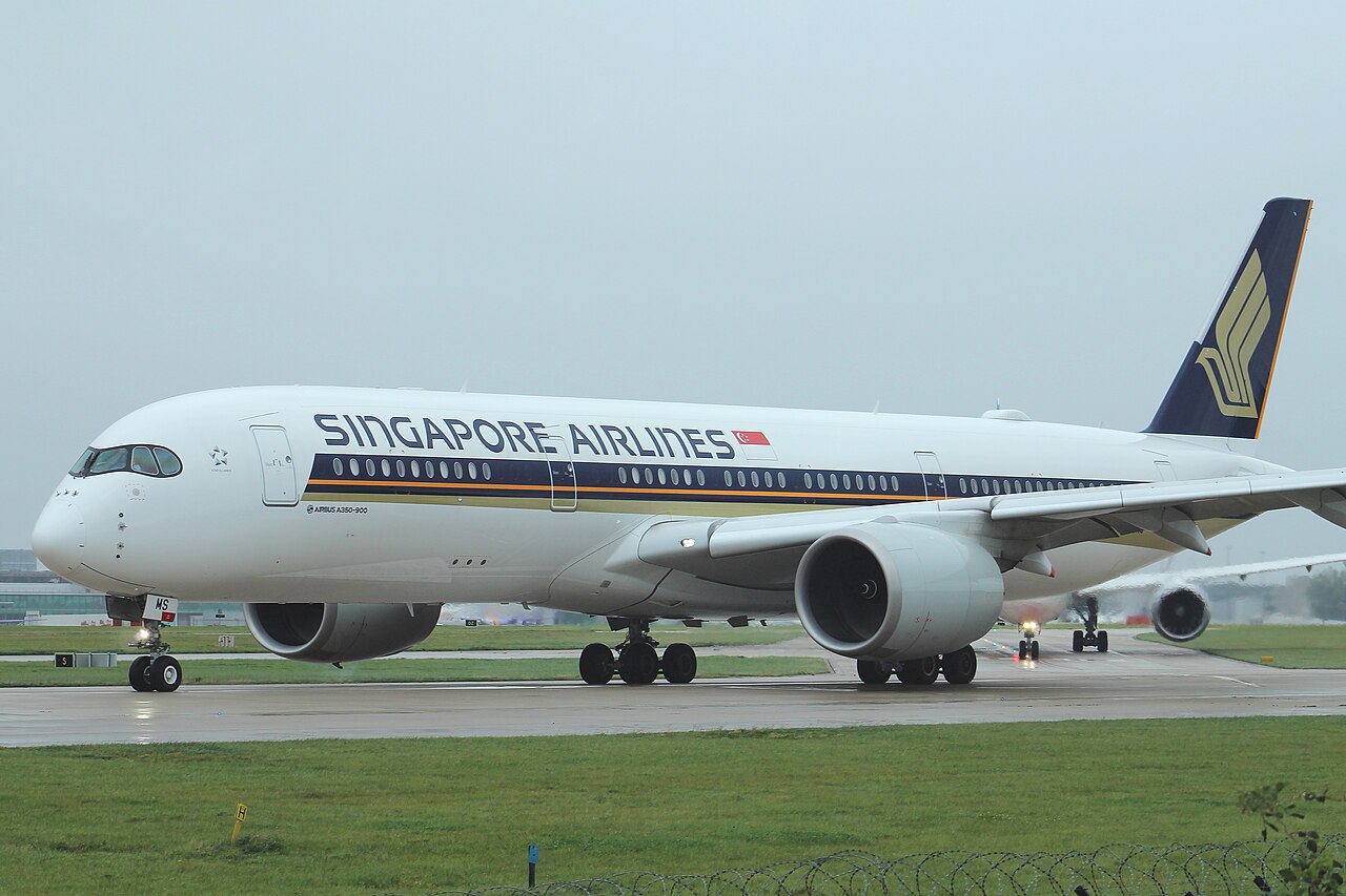Máy bay Airbus A350 của Singapore Airlines trên đường lăn