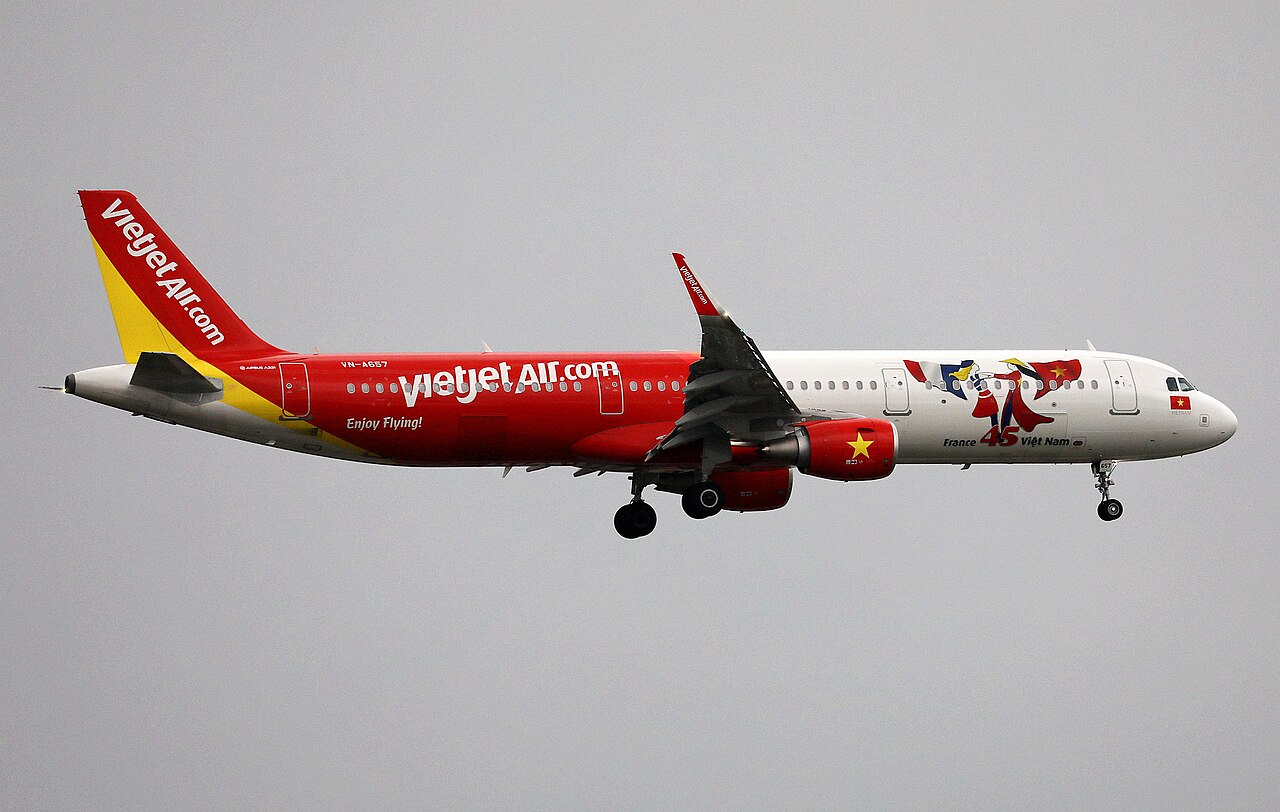 Máy bay Airbus A321 màu đỏ vàng của Vietjet đang bay