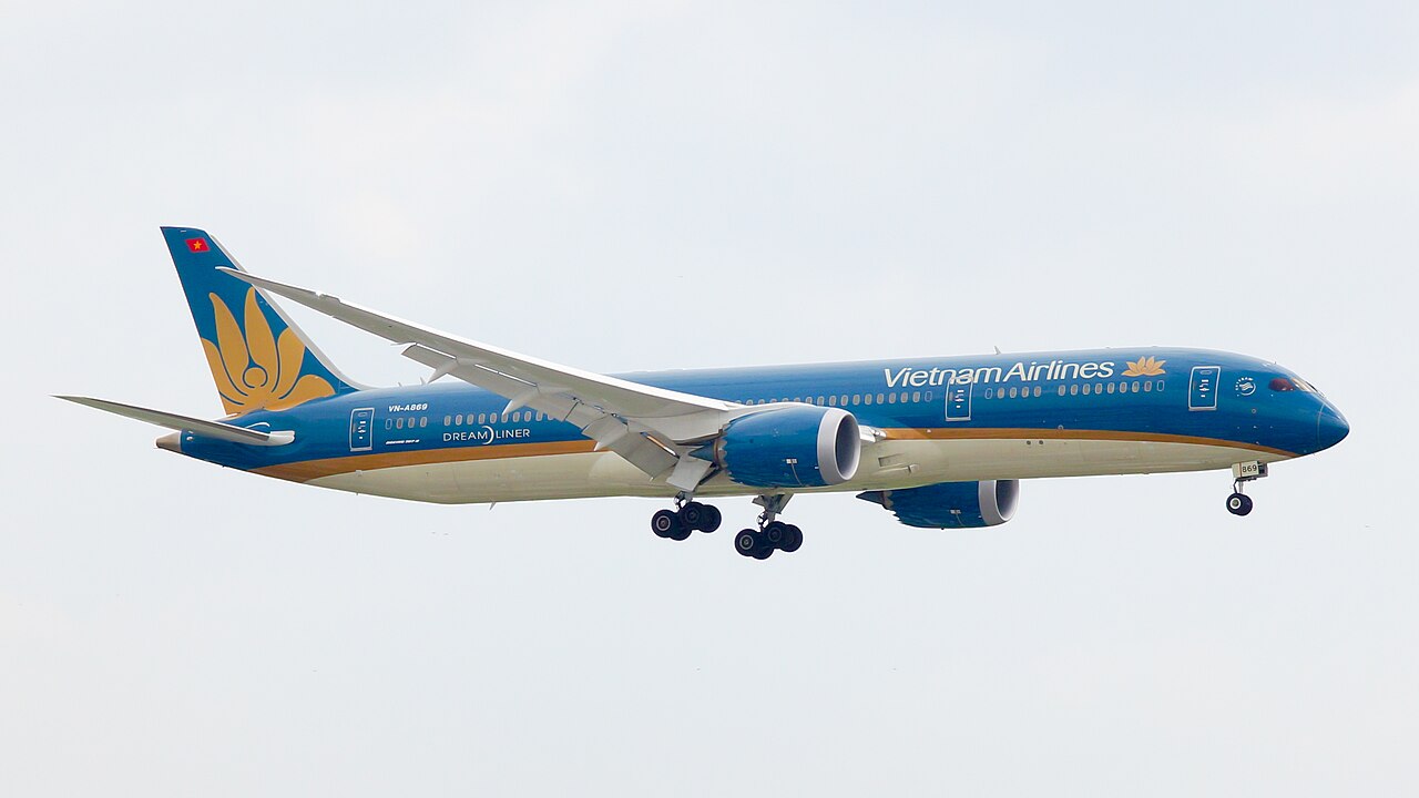 Máy bay Boeing 787-9 của Vietnam Airlines bay trên nền trời xanh